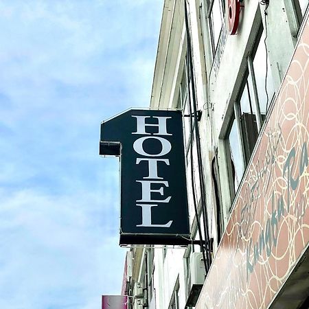 1 Hotel Taman Connaught Kuala Lumpur Zewnętrze zdjęcie
